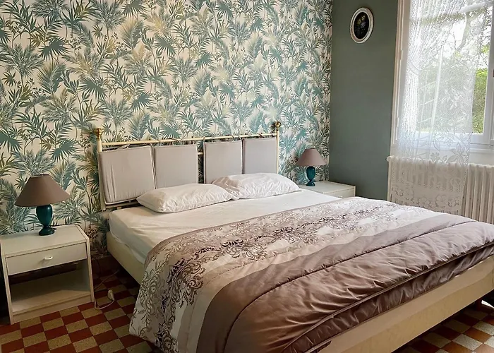 Casa de Férias Maison De Pays Avec Grand Jardin, Proche Centre Et - Fr-1-231-294