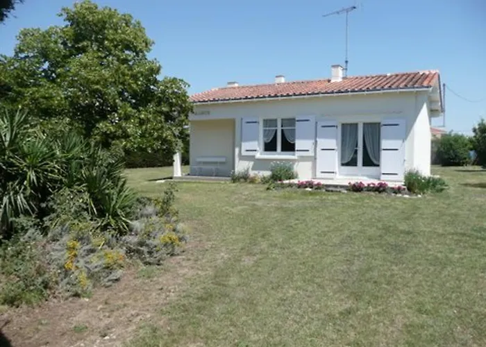 Casa de Férias Maison De Pays Avec Grand Jardin, Proche Centre Et - Fr-1-231-294 *